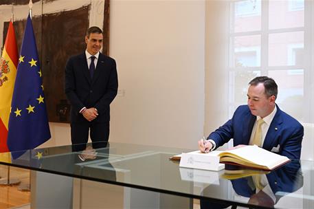 5/03/2026. Pedro Sánchez recibe al Gran Duque de Luxemburgo, Guillermo V. El Gran Duque de Luxemburgo, Guillermo V, firma en el libro de vis...