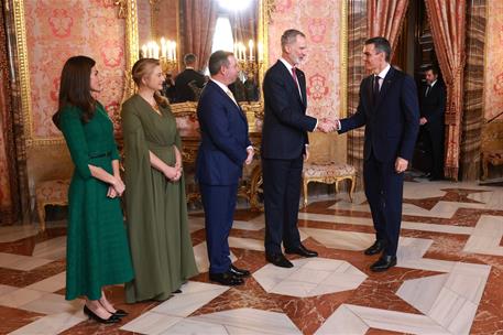 5/03/2026. Pedro Sánchez recibe al Gran Duque de Luxemburgo, Guillermo V. El presidente del Gobierno, Pedro Sánchez, saluda al rey Felipe VI...