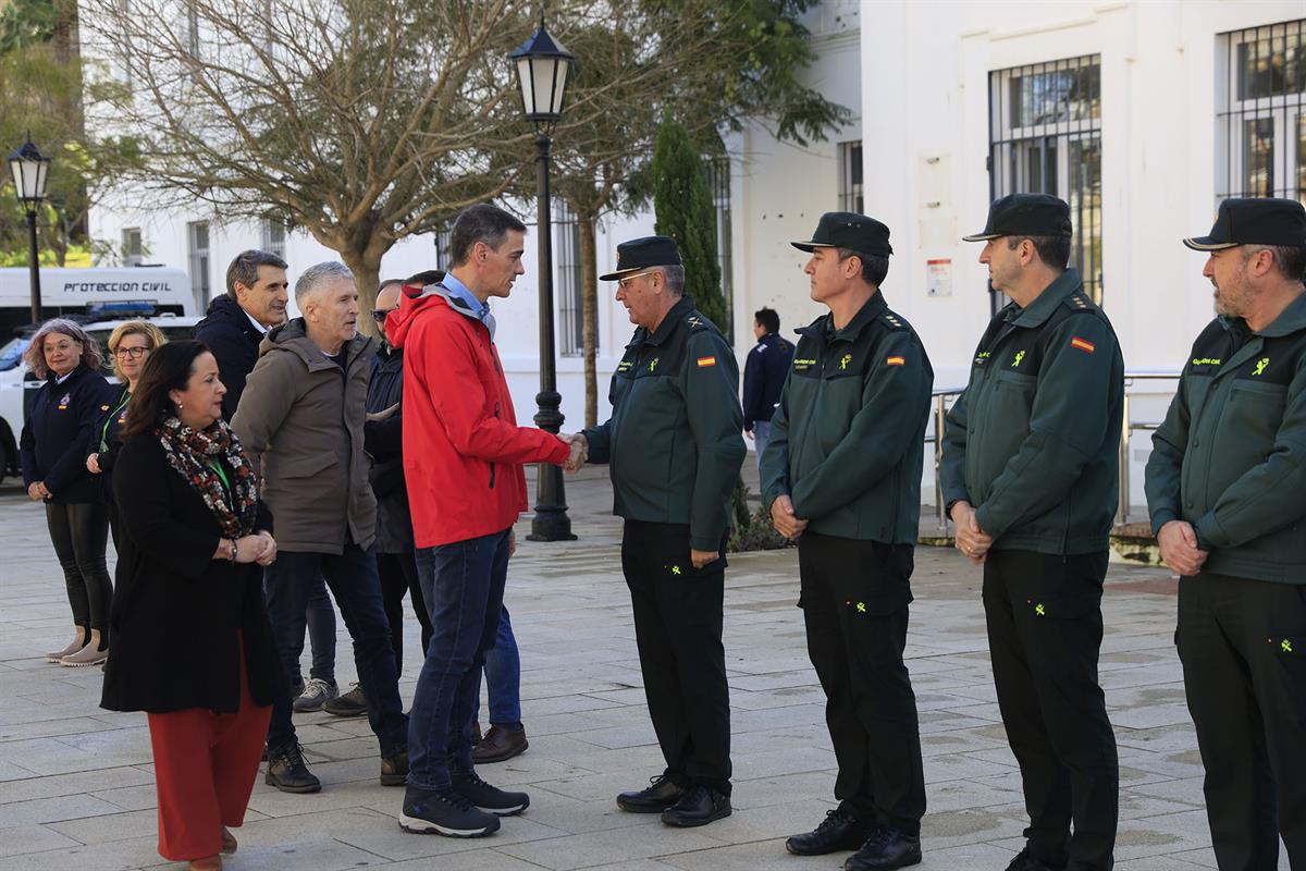 6/02/2026. Pedro Sánchez visita las zonas afectadas por la borrasca Leonardo en Cádiz. El presidente del Gobierno, Pedro Sánchez, saluda a l...