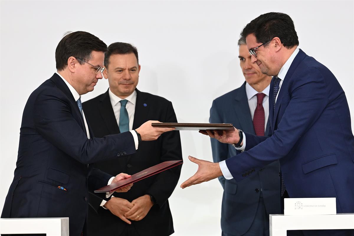 6/03/2026. Spanish-Portuguese Summit. Portugal's Deputy Minister for State Reform, Gonçalo Matias, and the Minister for Digital Transformati...