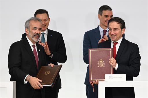 El ministro Albares y su homólogo portugués, durante la firma del acuerdo bilateral.