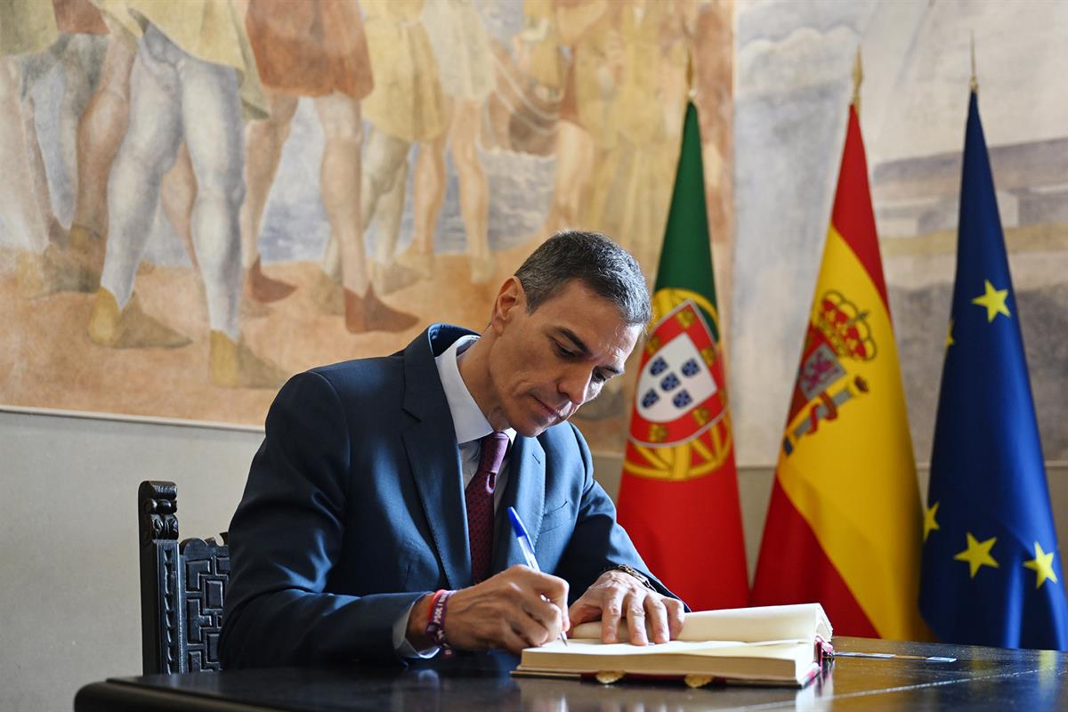 6/03/2026. XXXVI Cumbre Hispano-Portuguesa. El presidente del Gobierno, Pedro Sánchez, firma en el Libro de Honor del Monasterio de Santa Ma...