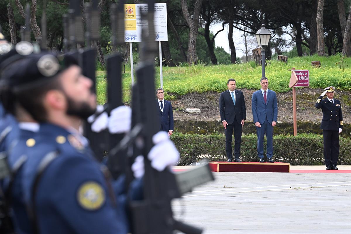 6/03/2026. XXXVI Cumbre Hispano-Portuguesa. El presidente del Gobierno, Pedro Sánchez, junto a Luís Montenegro, durante la ceremonia de hono...