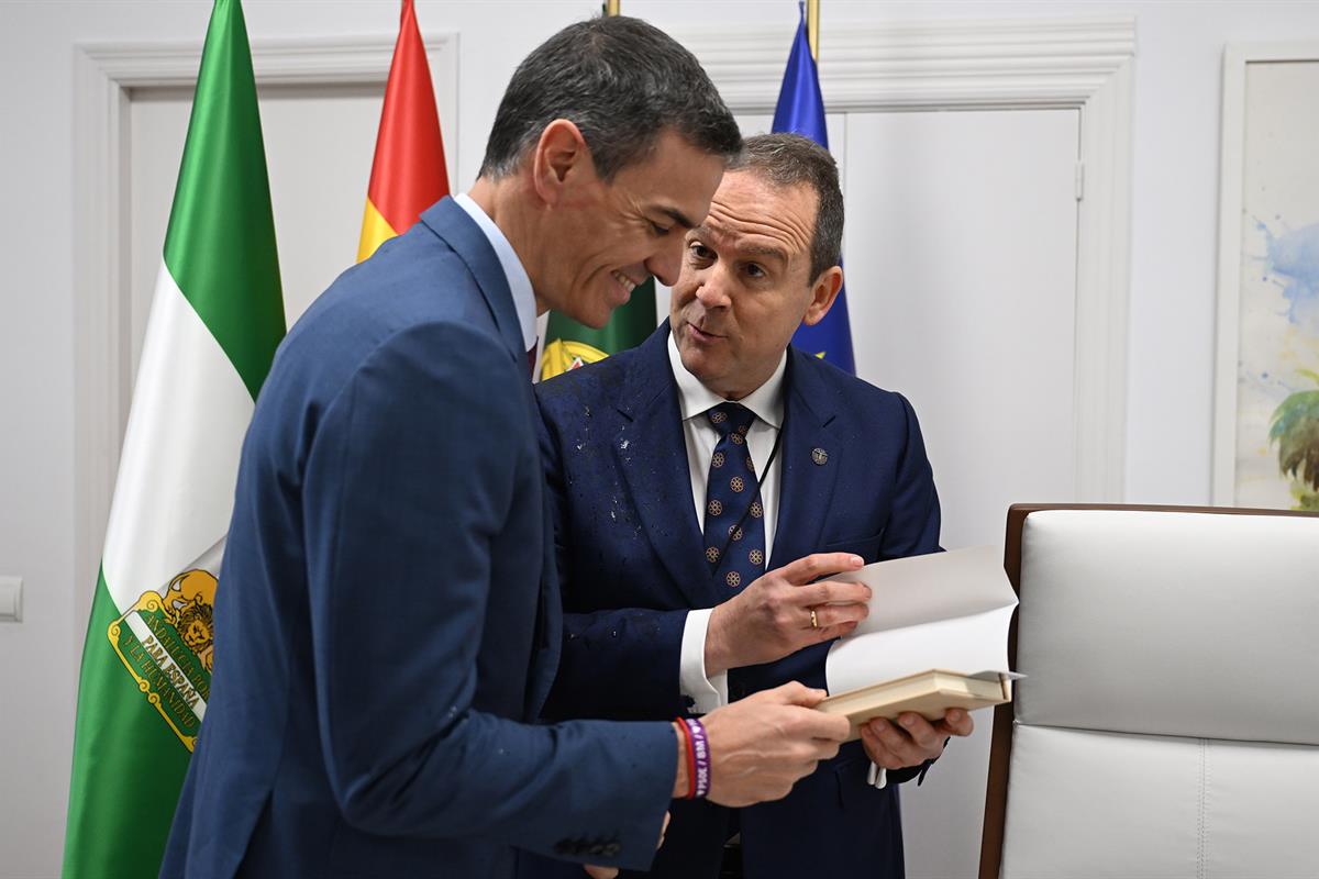 6/03/2026. XXXVI Cumbre Hispano-Portuguesa. Pedro Sánchez, junto a José Ignacio García Pérez, rector de la Universidad Internacional de Anda...