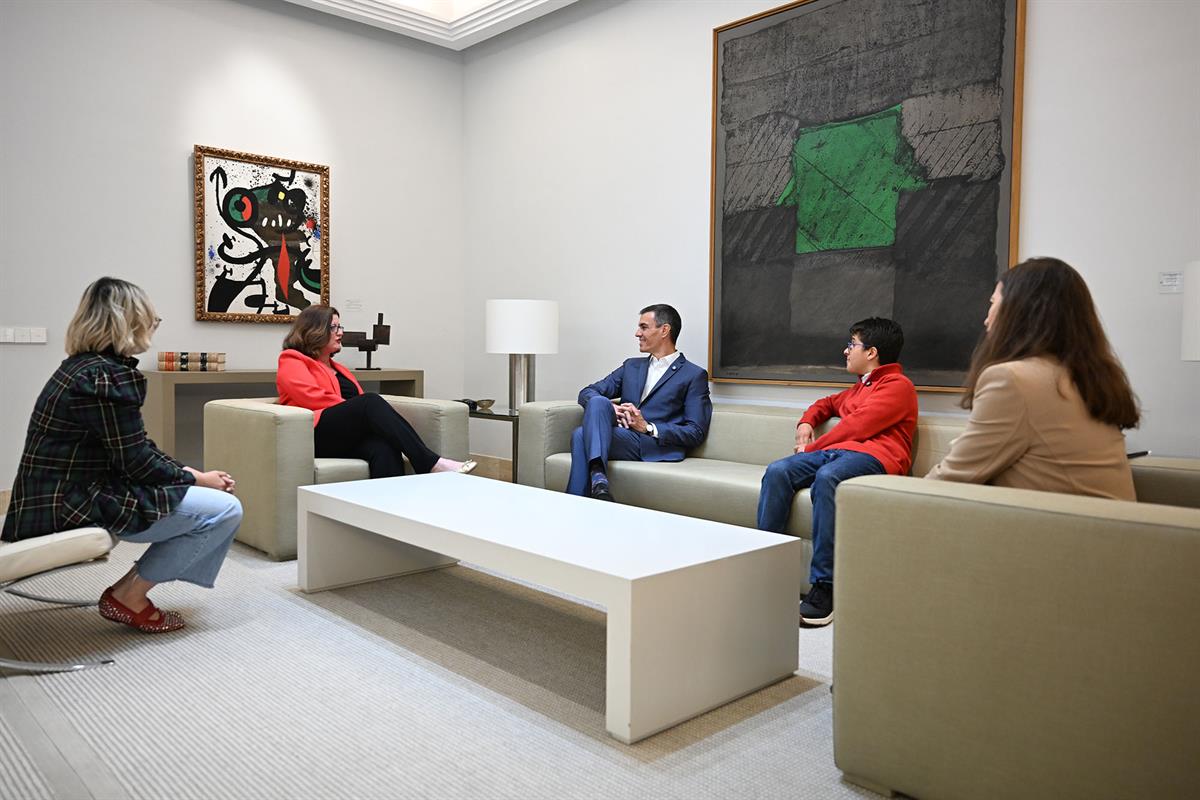 6/05/2026. El presidente recibe a los representantes de la Alianza Mundial para la Educación. El presidente del Gobierno, Pedro Sánchez, jun...