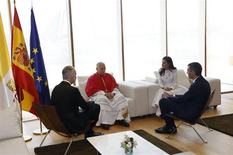6/06/2026. Pedro Sánchez asiste a la llegada del papa León XIV a Madrid. Encuentro del papa León XIV con los Reyes, Felipe VI y Letizia, aco...