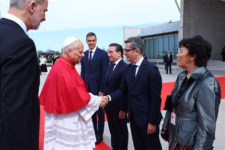 6/06/2026. Pedro Sánchez asiste a la llegada del papa León XIV a Madrid. El papa León XIV saluda al ministro de Presidencia, Justicia y Rela...
