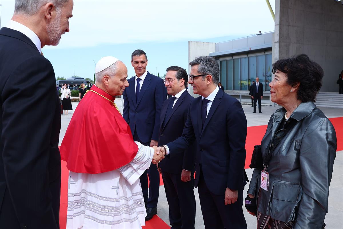 6/06/2026. Pedro Sánchez asiste a la llegada del papa León XIV a Madrid. El papa León XIV saluda al ministro de Presidencia, Justicia y Rela...