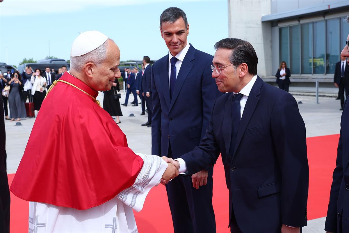6/06/2026. Pedro Sánchez asiste a la llegada del papa León XIV a Madrid. El papa León XIV saluda al ministro de Asuntos Exteriores, Unión Eu...