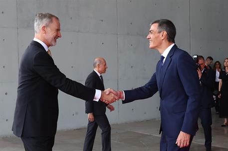 6/06/2026. Pedro Sánchez asiste a la llegada del papa León XIV a Madrid. El presidente del Gobierno, Pedro Sánchez, saluda al Rey Felipe VI ...