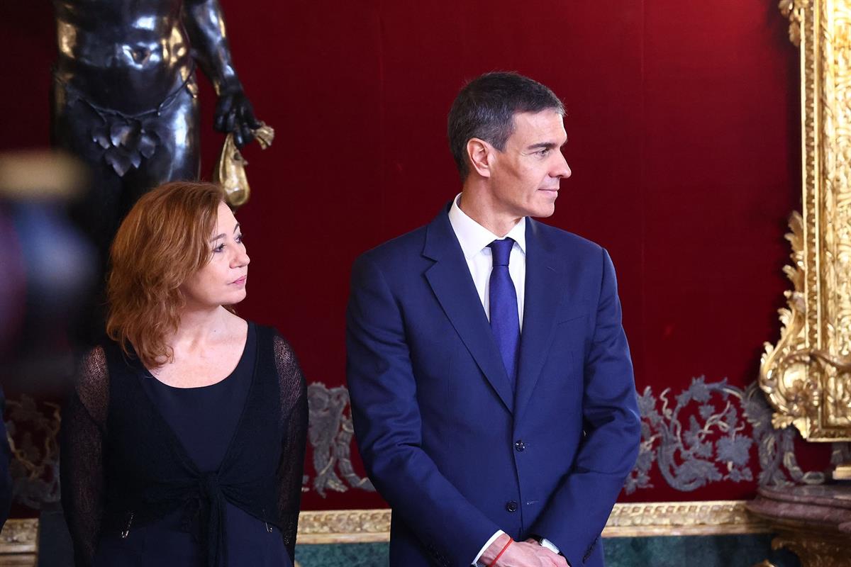 6/06/2026. Pedro Sánchez asiste a la llegada del papa León XIV a Madrid. El presidente del Gobierno, Pedro Sánchez, junto a la presidenta de...