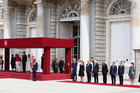 6/06/2026. Pedro Sánchez asiste a la llegada del papa León XIV a Madrid. El presidente del Gobierno, Pedro Sánchez, junto al resto de autori...