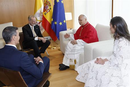 6/06/2026. Pedro Sánchez asiste a la llegada del papa León XIV a Madrid. Un momento del encuentro entre Sus Majestades los Reyes y Su Santid...