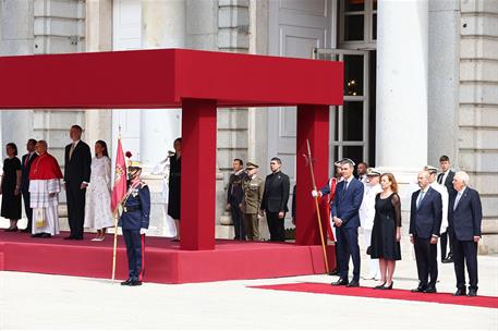 6/06/2026. Pedro Sánchez asiste a la llegada del papa León XIV a Madrid. El presidente del Gobierno, Pedro Sánchez, en la recepción oficial ...