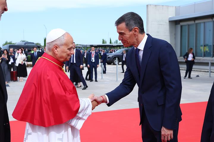 6/06/2026. Pedro Sánchez asiste a la llegada del papa León XIV a Madrid. Pedro Sánchez asiste a la llegada del papa León XIV a Madrid
