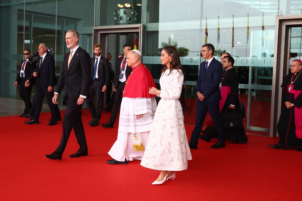 6/06/2026. Pedro Sánchez asiste a la llegada del papa León XIV a Madrid. El presidente del Gobierno, Pedro Sánchez, acompaña a los Reyes y a...