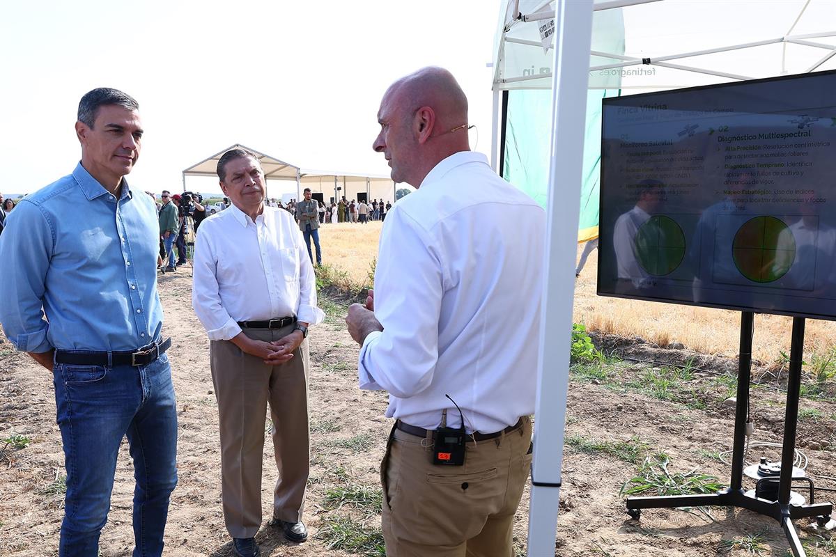 6/07/2026. Pedro Sánchez presenta el Plan Estatal de Fertilizantes. El presidente del Gobierno, Pedro Sánchez, y el ministro de Agricultura,...