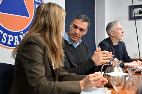 7/02/2026. Pedro Sánchez visita la Dirección General de Protección Civil y Emergencias. El presidente del Gobierno, Pedro Sánchez, conversa ...