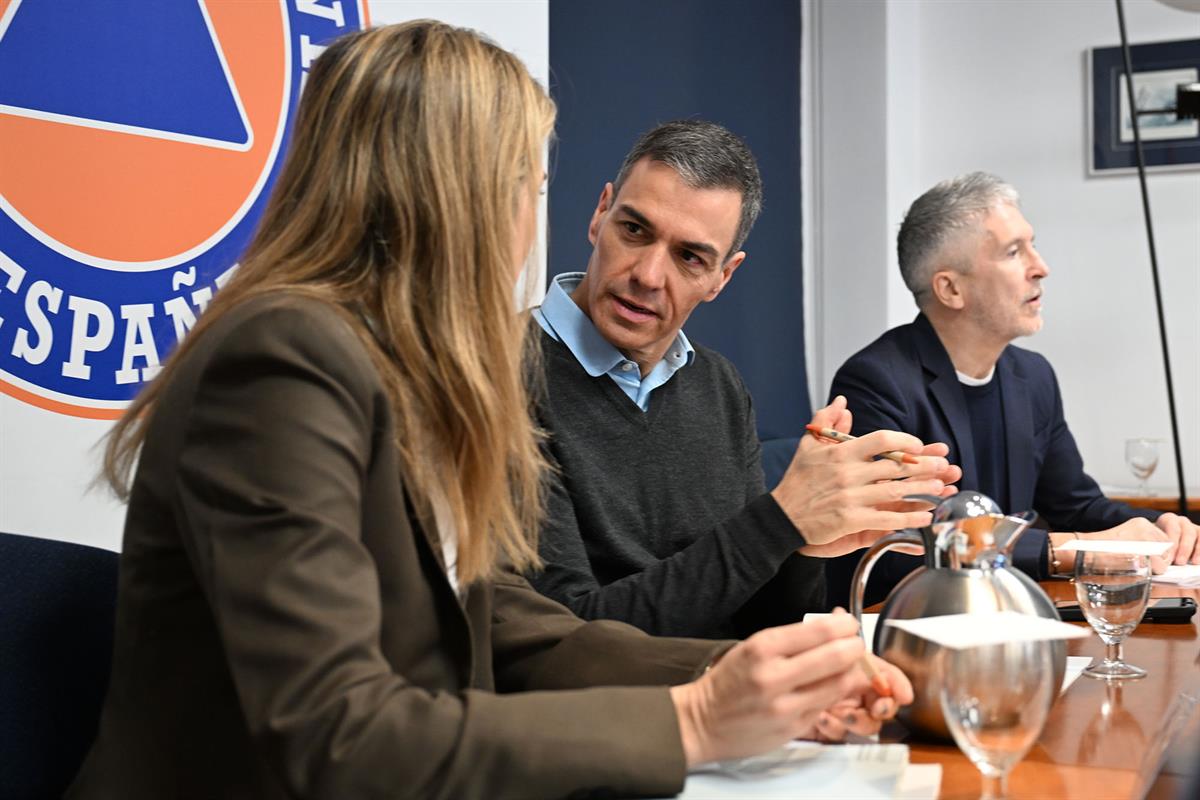 7/02/2026. Pedro Sánchez visita la Dirección General de Protección Civil y Emergencias. El presidente del Gobierno, Pedro Sánchez, conversa ...