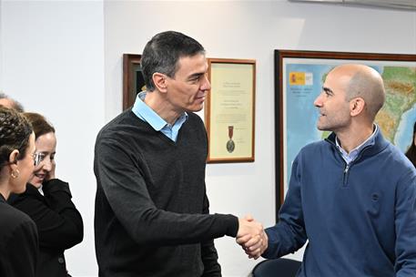 7/02/2026. Pedro Sánchez visita la Dirección General de Protección Civil y Emergencias. El presidente del Gobierno, Pedro Sánchez, saluda a ...