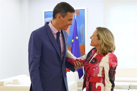 7/04/2026. Sánchez encuentro con la presidenta del Banco Europeo de Inversiones. El presidente del Gobierno, Pedro Sánchez, saluda a la pres...