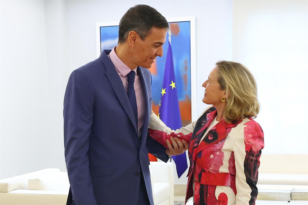 7/04/2026. Sánchez encuentro con la presidenta del Banco Europeo de Inversiones. El presidente del Gobierno, Pedro Sánchez, saluda a la pres...