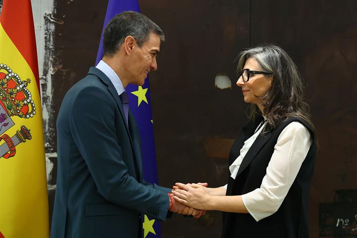 7/05/2026. Pedro Sánchez condecora a Francesca Albanese. El presidente del Gobierno, Pedro Sánchez, saluda a la relatora especial de las Nac...