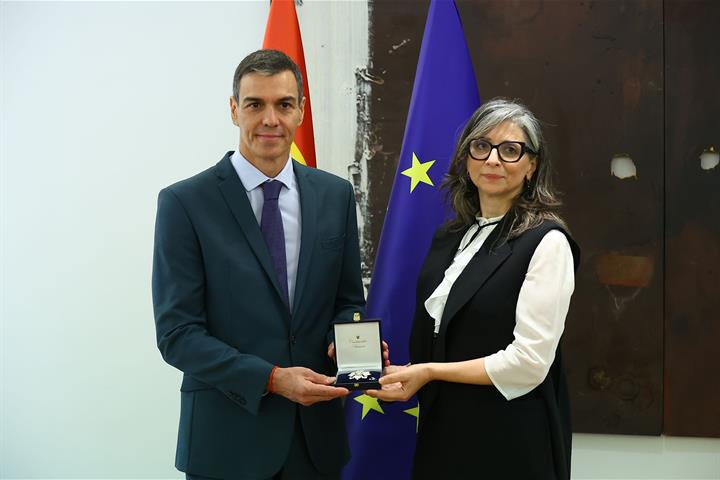 7/05/2026. Pedro Sánchez condecora a Francesca Albanese. El presidente del Gobierno, Pedro Sánchez, entrega la condecoración a la relatora e...