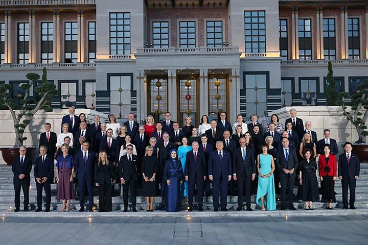 Foto de familia asistentes a la cumbre de la OTAN en Turquía