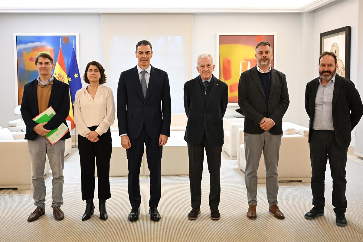 8/01/2026. Pedro Sánchez receives representatives from Caritas Spain and the Foessa Foundation. The President of the Government of Spain, Pe...