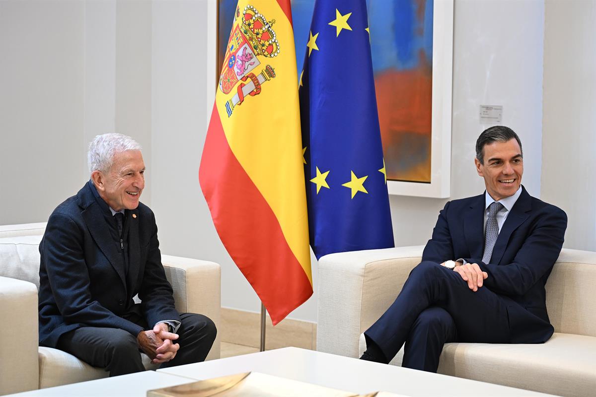 8/01/2026. Pedro Sánchez receives representatives from Caritas Spain and the Foessa Foundation. The President of the Government of Spain, Pe...