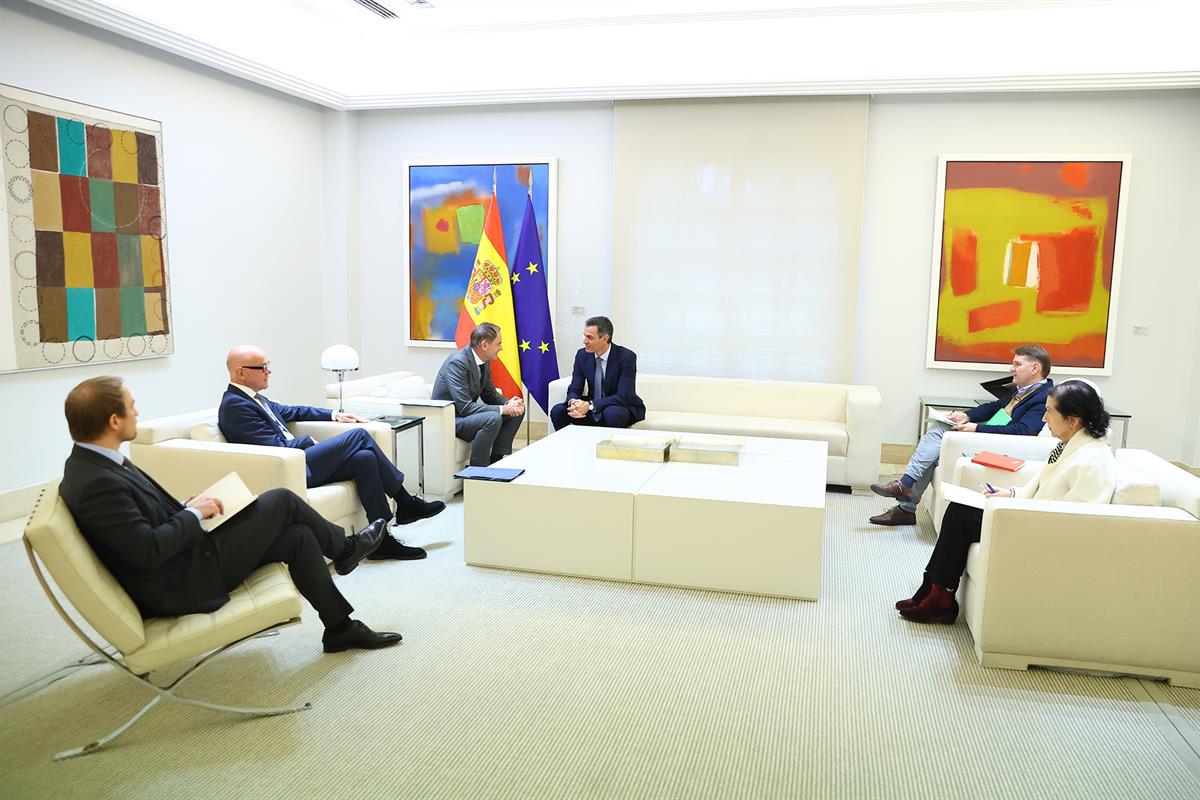 8/01/2026. Pedro Sánchez meets with the CEO of the Volkswagen Group, Oliver Blume. The President of the Government of Spain, Pedro Sánchez, ...