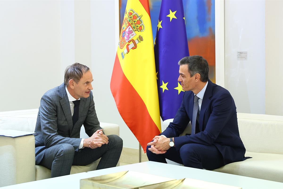 8/01/2026. Pedro Sánchez meets with the CEO of the Volkswagen Group. The President of the Government of Spain, Pedro Sánchez, and the CEO of...