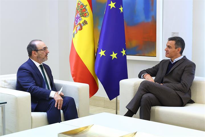 8/04/2026. Pedro Sánchez meets with the CEO of CAF-Development Bank of Latin America, Sergio Díaz-Granados. The President of the Government ...