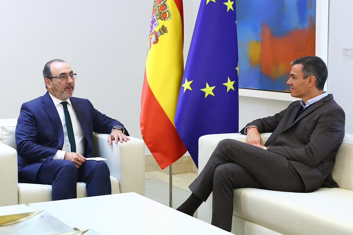 8/04/2026. Pedro Sánchez se reúne con el presidente ejecutivo del CAF-Banco de Desarrollo de América Latina. El presidente del Gobierno, Ped...