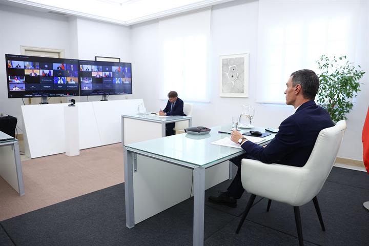 El presidente del Gobierno mantiene un encuentro telemático con el Grupo de Amigos de la Competitividad