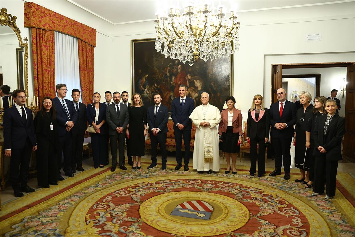 8/06/2026. El papa León XIV recibe al presidente del Gobierno, Pedro Sánchez, en el marco de su viaje a España.. El papa León XIV y el presi...