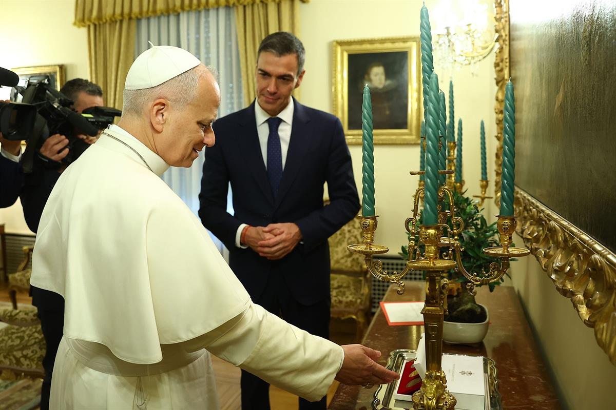 8/06/2026. El papa León XIV recibe al presidente del Gobierno, Pedro Sánchez. El presidente del Gobierno, Pedro Sánchez, junto al papa León ...