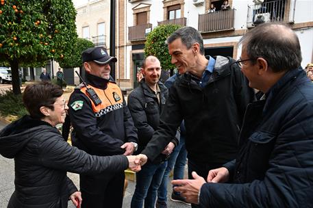 9/02/2026. Pedro Sánchez visita las zonas afectadas por las borrascas en Andalucía (Jaén). El presidente del Gobierno, Pedro Sánchez, saluda...