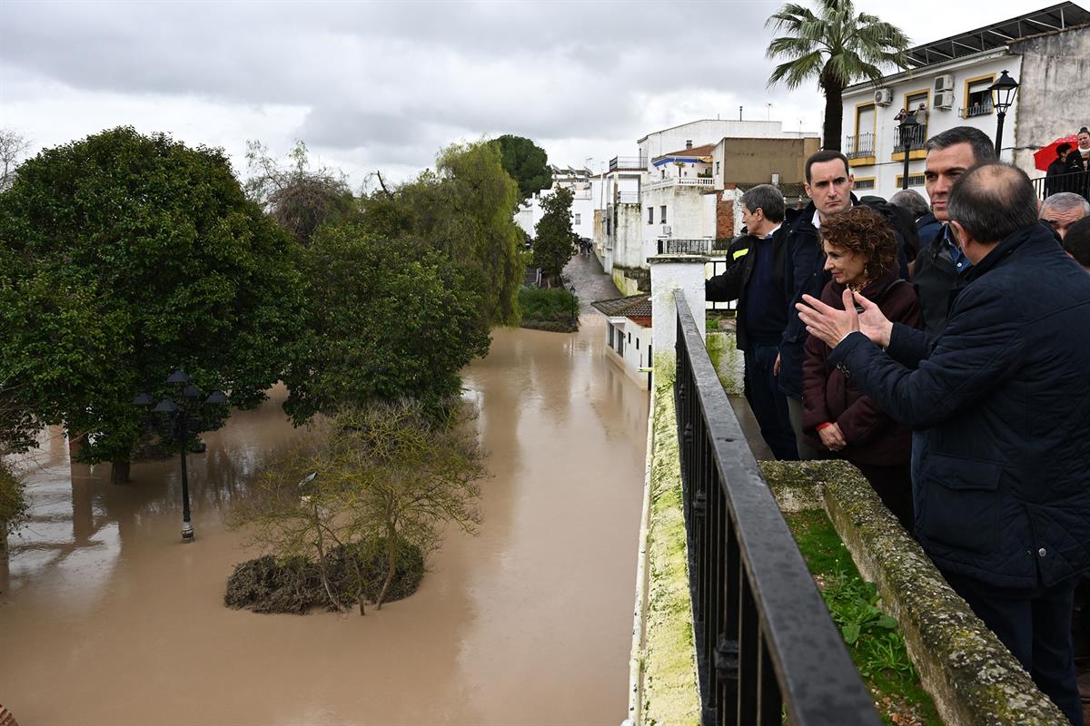 9/02/2026. Pedro Sánchez visita las zonas afectadas por las borrascas en Andalucía (Jaén). El presidente del Gobierno, Pedro Sánchez, y la v...
