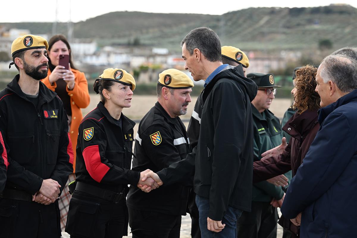 9/02/2026. Pedro Sánchez visita zonas afectadas por las borrascas en Andalucía. El presidente del Gobierno, Pedro Sánchez, saluda a las unid...