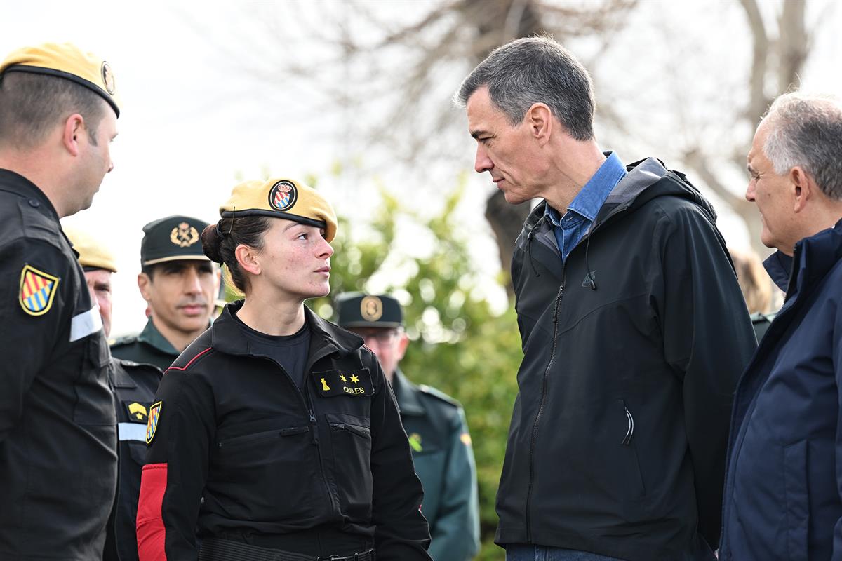 9/02/2026. Pedro Sánchez visita zonas afectadas por las borrascas en Andalucía. El presidente del Gobierno, Pedro Sánchez, durante el saludo...