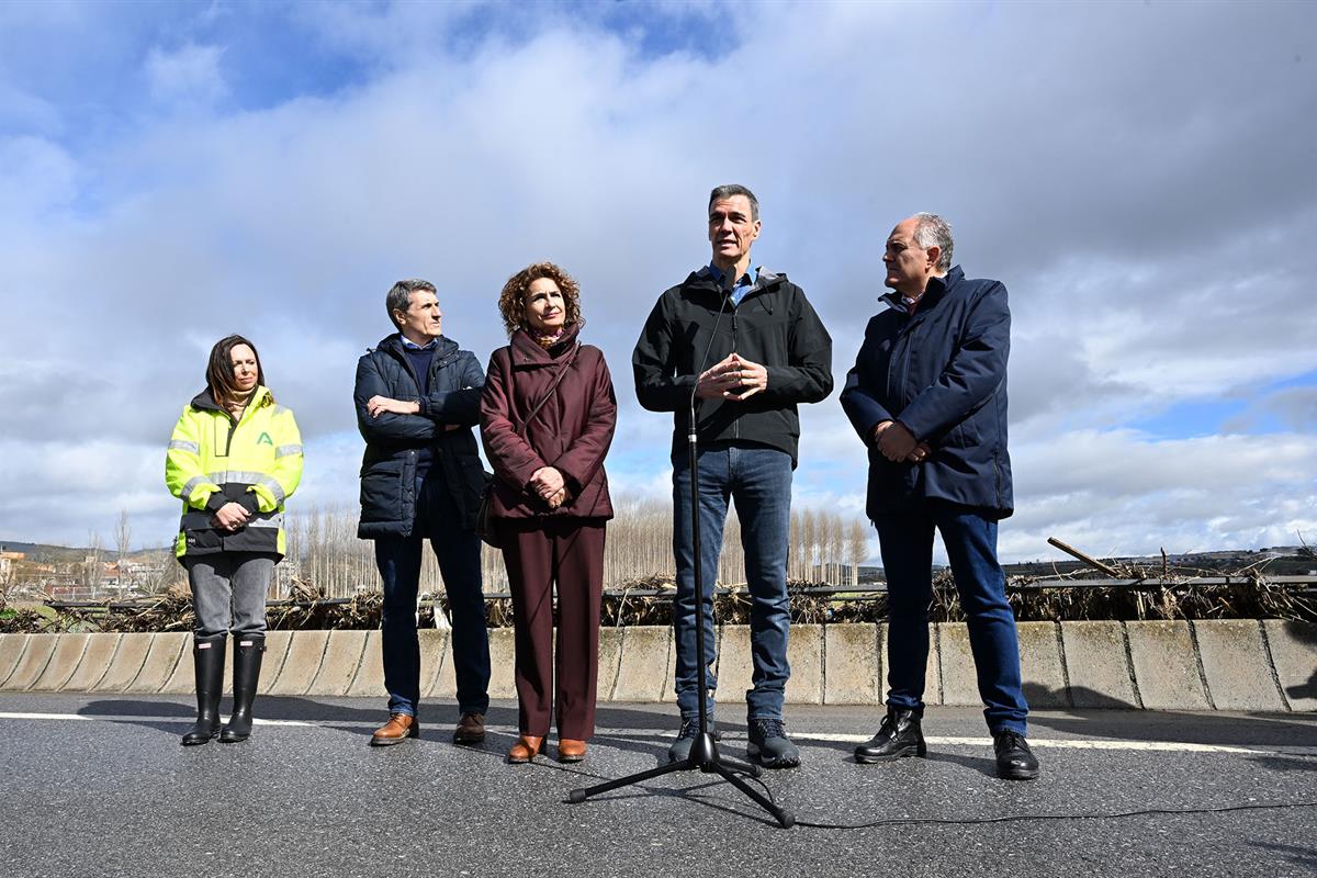 9/02/2026. Pedro Sánchez visita zonas afectadas por las borrascas en Andalucía. El presidente del Gobierno, Pedro Sánchez, junto a la vicepr...