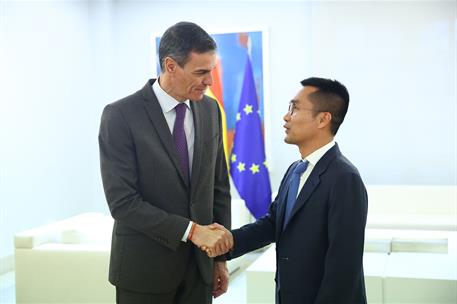 9/03/2026. Pedro Sánchez recibe al CEO de Hithium, Jeff Wu. El presidente del Gobierno, Pedro Sánchez, y el CEO de Hithium, Jeff Wu, se saludan