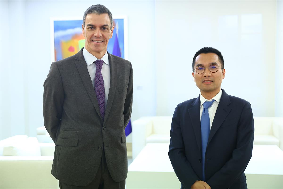 9/03/2026. Pedro Sánchez recibe al CEO de Hithium, Jeff Wu. El presidente del Gobierno, Pedro Sánchez, junto al CEO de Hithium, Jeff Wu