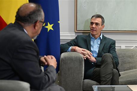 9/05/2026. Pedro Sánchez con el director general de la OMS. El presidente del Gobierno, Pedro Sánchez, durante su conversación con el direct...
