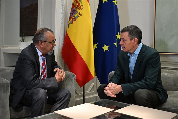 El presidente del Gobierno conversa con el directo general de la OMS