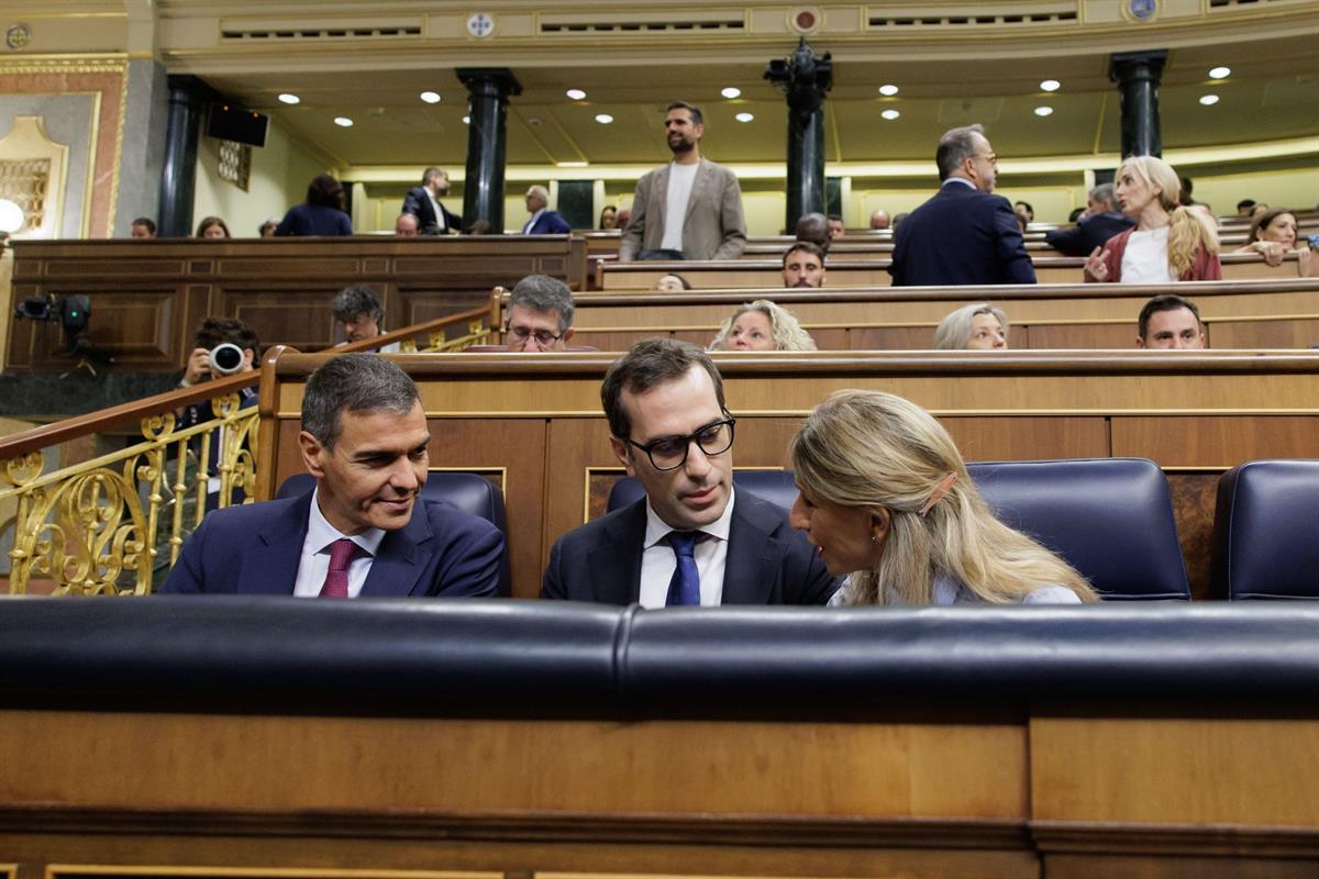 El presidente del Gobierno y los vicepresidentes Carlos Cuerpo y Yolanda D&iacute;az, durante la sesi&oacute;n de control en el Congreso