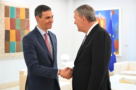 10/03/2026. Sanchez encuentro UNRWA. El presidente del Gobierno, Pedro Sánchez recibe al comisionado general de la Agencia de Naciones Unida...