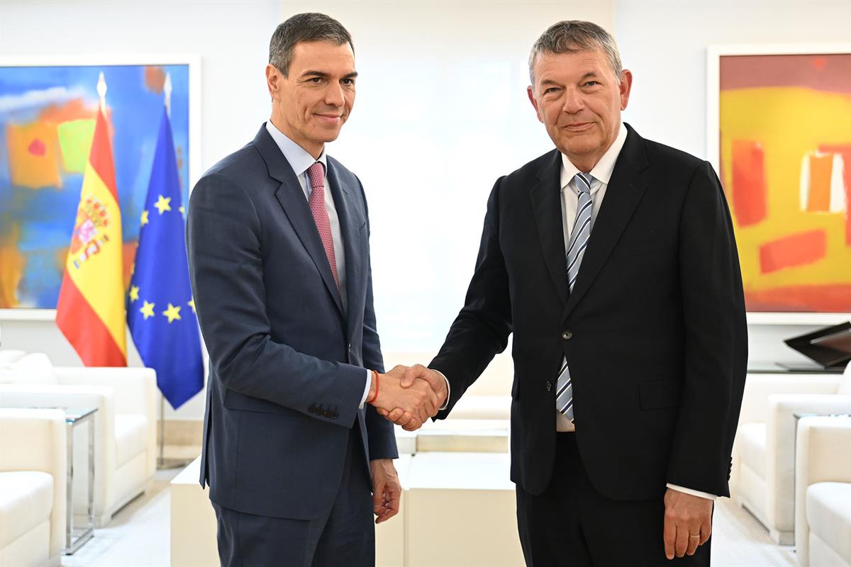 10/03/2026. Sanchez meeting with UNRWA. The President of the Government of Spain, Pedro Sánchez, greets the Commissioner-General of the Unit...